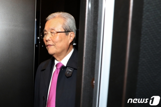 김종인 전 미래통합당 총괄선대위원장이 24일 오후 서울 중구 은행회관에서 열린 ‘21대 국회, 어떻게 해야 하나?’ 토론회를 나서고 있다. /사진=뉴스1.