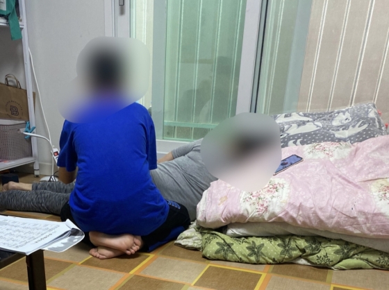 허리도, 무릎도 많이 아파 누워있는 외할머니 박모씨. 그에게 일상은 많이 무거웠으리라./사진=남형도 기자