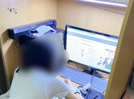 집안에 한 대 있는 컴퓨터로, 올해 고3이 된 여름이가 공부하고 있다./사진=남형도 기자