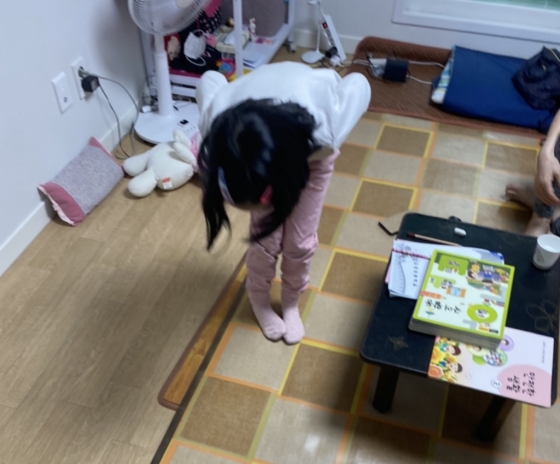 "안녕히 가세요." 봄이의 배꼽 인사./사진=뿌듯한 남형도 기자