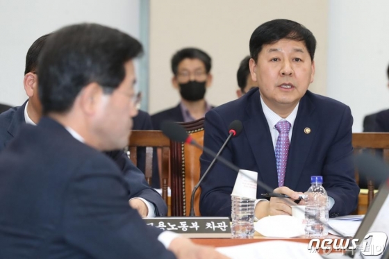 (서울=뉴스1) 임세영 기자 = 구윤철 기획재정부 2차관이 27일 오후 서울 여의도 국회에서 열린 행정안전위원회 전체회의에서 2020년도 제2회 추가경정예산안 관련 질의에 답하고 있다. 2020.4.27/뉴스1