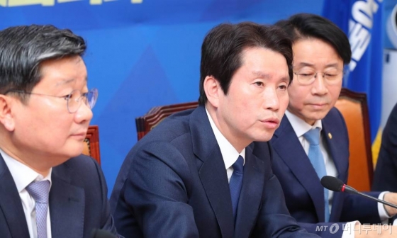 [서울=뉴시스] 장세영 기자 = 이인영(가운데) 더불어민주당 원내대표가 23일 서울 여의도 국회에서 열린 더불어민주당 정책조정회의에 참석해 현안관련 발언을 하고 있다. 2020.04.23.   photothink@newsis.com