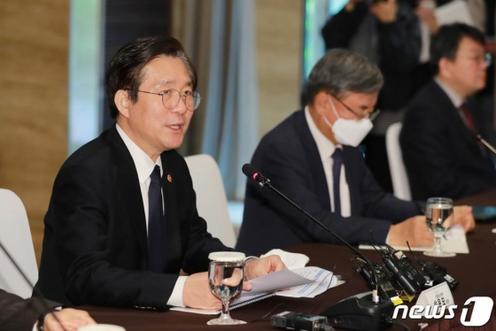 성윤모 산업통상자원부 장관이 27일 오전 서울 양재동 엘타워 엘가든에서 코로나19 대응을 위한 조선업계 간담회를 하고 있다. /사진=뉴스1(산업통상자원부 제공)