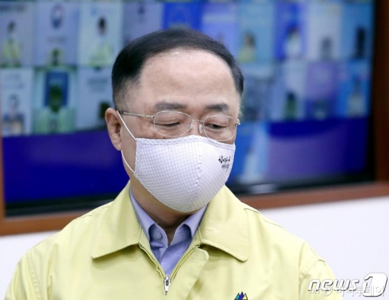 (서울=뉴스1) 박정호 기자 = 홍남기 경제부총리 겸 기획재정부 장관이 25일 오전 종로구 세종대로 정부서울청사에서 열린 신종 코로나바이러스 감염증(코로나19) 대응 중앙재난안전대책본부 회의에 참석하고 있다. 2020.4.25/뉴스1