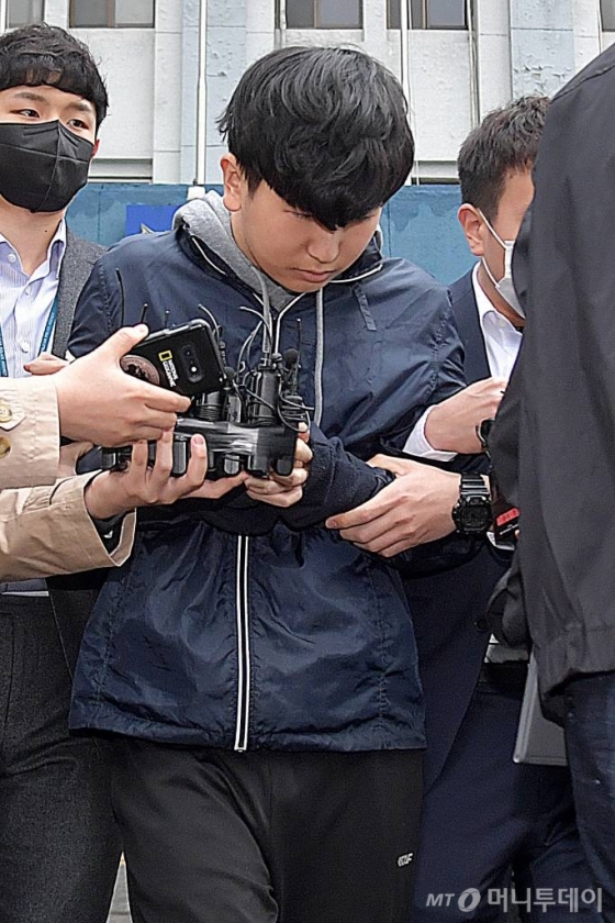 텔레그램 '박사방'에서 운영자 조주빈을 도와 성 착취물 제작·유포에 가담한 혐의로 구속된 '부따' 강훈이 17일 종로경찰서에서 검찰로 송치되고 있다. 20.04.17 노컷뉴스 박종민 기자 / 사진=김휘선 기자 hwijpg@