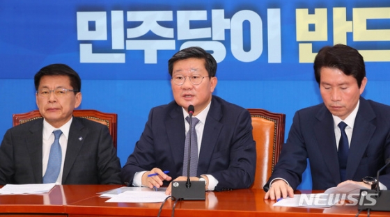 [서울=뉴시스 장세영 기자 = 전해철(가운데) 더불어민주당 예결위 간사가 23일 서울 여의도 국회에서 열린 더불어민주당 정책조정회의에 참석해 현안관련 발언을 하고 있다. 2020.04.23. photothink@newsis.com