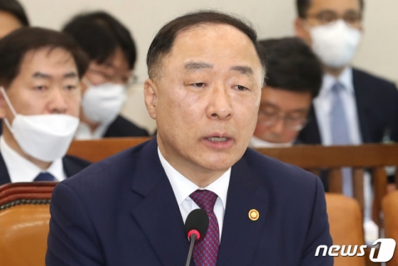 (서울=뉴스1) 임세영 기자 = 홍남기 경제부총리 겸 기획재정부 장관이 28일 오전 서울 여의도 국회에서 열린 기획재정위원회 전체회의에서 2020년도 제2회 추가경정예산안 관련 질의에 답하고 있다. 2020.4.28/뉴스1