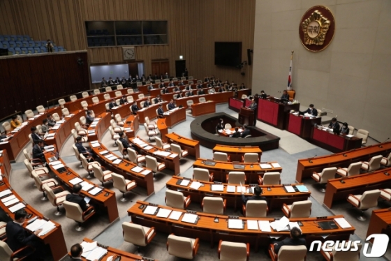 (서울=뉴스1) 박세연 기자 = 정세균 국무총리가 28일 오전 서울 여의도 국회에서 열린 예결위 전체회의에 참석해 긴급재난지원금 추가경정예산안 제안설명을 하고 있다. 2020.4.28/뉴스1