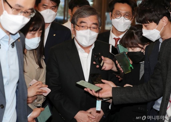 윤석헌 금융감독원장이 지난 3월23일 오후 서울 중구 명동 은행회관에서 열린 '코로나19 대응을 위한 금융지원 대책 협약식'에 참석하고 있다. /사진=김창현 기자