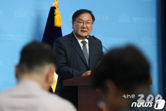 (서울=뉴스1) 성동훈 기자 = 김태년 더불어민주당 의원이 28일 서울 여의도 국회 소통관에서 제21대 국회 제1기 원내대표 출마 기자회견을 하고 있다. 2020.4.28/뉴스1