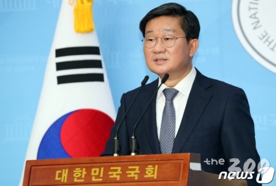 (서울=뉴스1) 김명섭 기자,구윤성 기자 = 전해철 더불어민주당 의원이 28일 서울 여의도 국회 소통관에서 원내대표 출마 선언 기자회견을 하고 있다. 2020.4.28/뉴스1