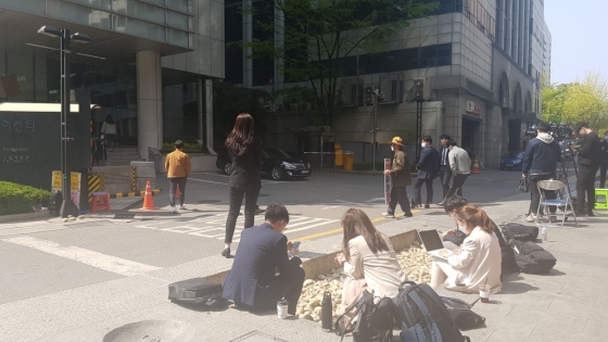 취재진들이 채널A 본사에 대한 검찰의 압수수색 집행과정을 취재하기 위해 대기하고 있다. 2020.04.29/사진=유동주