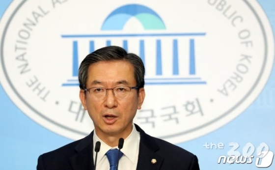 (서울=뉴스1) 김명섭 기자 = 정성호 더불어민주당 의원이 27일 서울 여의도 국회 소통관에서 21대 국회 제2기 원내대표 출마선언 기자회견을 하고 있다. 2020.3.27/뉴스1