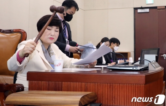 전혜숙 국회 행정안전위원회 위원장이 11일 서울 여의도 국회에서 열린 전체회의에서  2020년도 제1회 추가경정예산안을 의결하고 있다. 2020.3.11/뉴스1