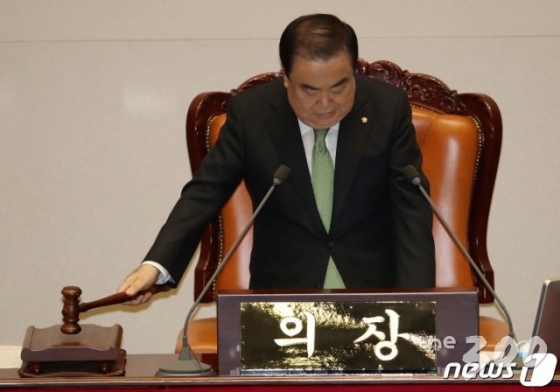 (서울=뉴스1) 박세연 기자 = 문희상 국회의장이 30일 오전 서울 여의도 국회에서 열린 제337회 국회(임시회) 제3차 본회의에서 의사봉을 두드리며 개의를 선언하고 있다. 2020.4.30/뉴스1