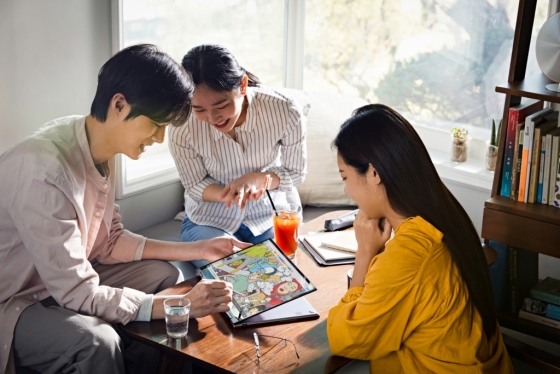 S펜과 QLED 터치 디스플레이를 탑재한 '갤럭시 북 플렉스 알파'를 사용하는 모습 /사진=삼성전자