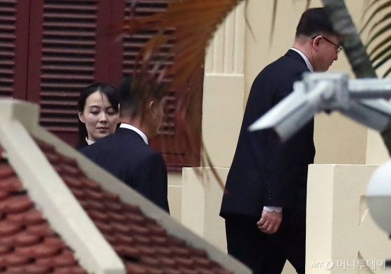 북·미 정상회담을 하루 앞둔 26일 김여정 북한 노동당 선전선동부 제1부부장이 김정은 국무위원장을 수행하기 위해 베트남에 위치한 북한 대사관을 방문하고 있다. / 사진=김창현 기자 chmt@