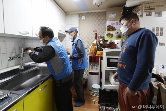 [서울=뉴시스] 박민석 기자 = 성동 생활민원 기동대원이 21일 오전 취약계층 장애인이 거주하는 서울 성동구의 한 주택에서 싱크대 수도관을 점검하고 있다. 성동 생활민원 기동대는 신종 코로나바이러스 감염증(코로나19) 확산에 따라 지난 2월 10일부터 활동을 제한한 뒤 정부가 완화된 형태의 사회적 거리두기 정책을 시행함에 따라 이날 활동을 재개했다. 2020.04.21.   mspark@newsis.com