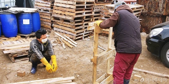 [양주=뉴시스] 이호진 기자 = 마스크 5부제가 시행된 9일 경기 양주시의 한 공장 밀집지역에서 외국인 근로자들이 변색된 방진 마스크와 방한 마스크를 착용한 채 일하고 있다. 2020.03.09.   asake@newsis.com