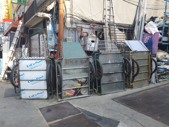 사업장 한 켠에 놓인 대여용 손수레들. 폐지 가격이 떨어진 이후 폐지를 줍는 사람들도 줄어 손수레들이 벽에 세워져 있다. /사진=박수현 인턴기자