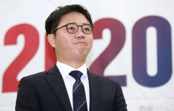 탈북민 출신 인권운동가 지성호 씨가 지난 1월8일 오전 서울 여의도 국회 의원회관에서 열린 2020년 자유한국당 영입인사 환영식에서 황교안 대표 발언을 경청하고 있다. / 사진=홍봉진 기자 honggga@