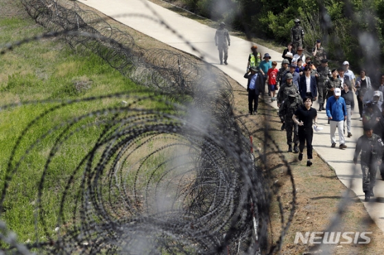 【철원=뉴시스】최동준 기자 = 철원 DMZ 평화의 길 구간에 대한 일반인 개방을 하루 앞둔 31일 노태강 문화체육관광부 제2차관, 이상철 사단장, 참전용사, 지역 학생들이 강원 철원 DMZ 평화의 길을 걷고 있다.  이 구간은 6.25전쟁 당시 격전지였던 백마고지와 DMZ 안쪽 화살머리고지 조망대, 비상주 GP까지 둘러보는 15km 코스다. 2019.05.31.   photocdj@newsis.com