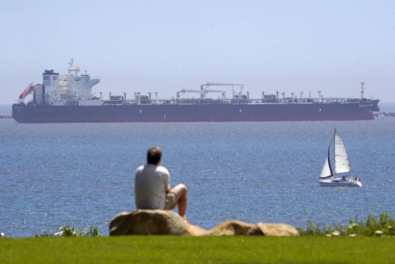[롱비치=AP/뉴시스] 22일(현지시간) 미국 캘리포니아주 롱비치에서 한 남성이 유조선 '페가수스 보이저'를 보고 있다. 코로나19로 인한 수요감소로 원유가 남아돌면서 이를 보관하기 위한 대형 유조선의 임대료 가격이 치솟고 있다. 2020.04.24.