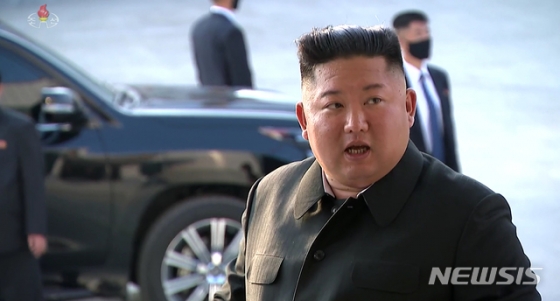 [서울=뉴시스 북한 조선중앙TV가 2일 김정은 국무위원장이 평안남도 순천에 있는 인비료공장 준공식에 참석했다고 보도하고 있다. (사진=조선중앙TV 캡처) 2020.05.02.   photo@newsis.com