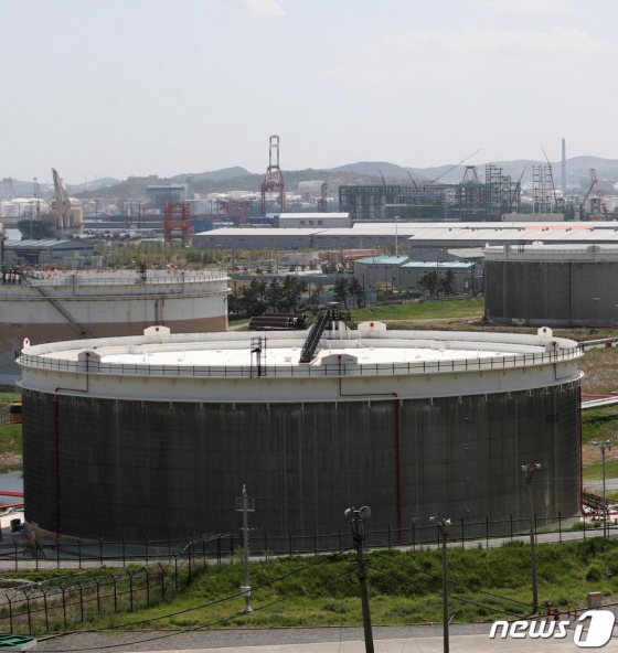 (울산=뉴스1) 윤일지 기자 = 신종 코로나바이러스 감염증(코로나19) 사태에 따른 원유 수요 급감으로 국제유가가 폭락한 가운데 국내 정유업계가 직격탄을 맞았다. 22일 오후 울산시 남구 SK에너지 원유 저장탱크의 '부유식 지붕'이 탱크 상단까지 올라와 있다. 부유식 지붕은 탱크 내 원유 저장량에 맞게 위아래 자동으로 움직이게 된다. 2020.4.22/뉴스1