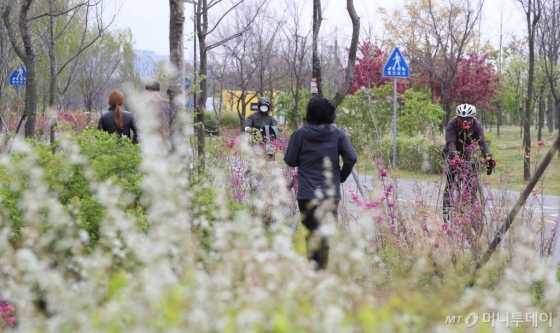 정부가 코로나19 여파에 따른 사회적 거리두기를 완화한 지난달 20일 서울 여의도 한강공원에서 시민들이 산책을 하고 있다. / 사진=이기범 기자 leekb@
