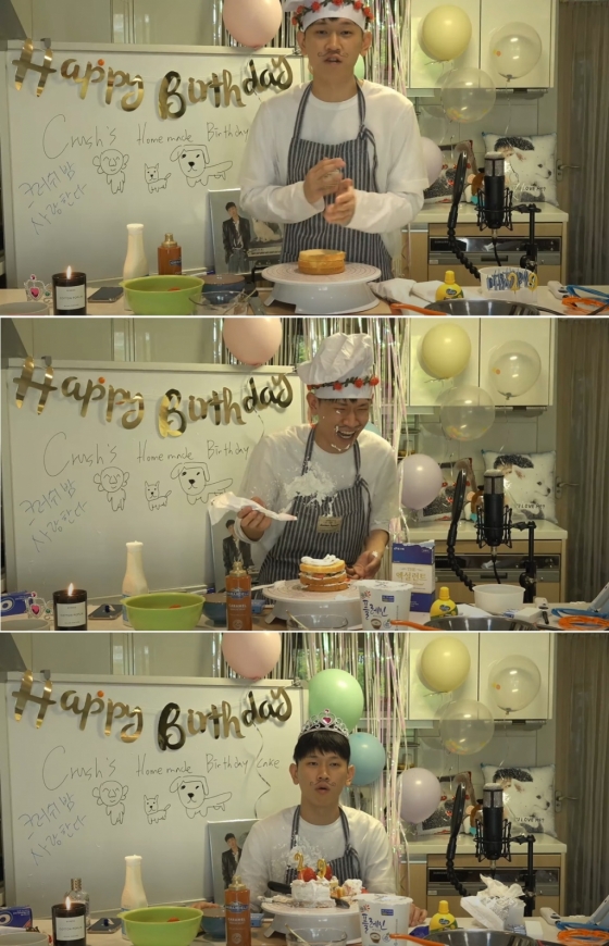 가수 크러쉬가 지난 3일 유튜브 스트리밍으로 진행한 '랜선 생일파티' /사진=유튜브 캡처