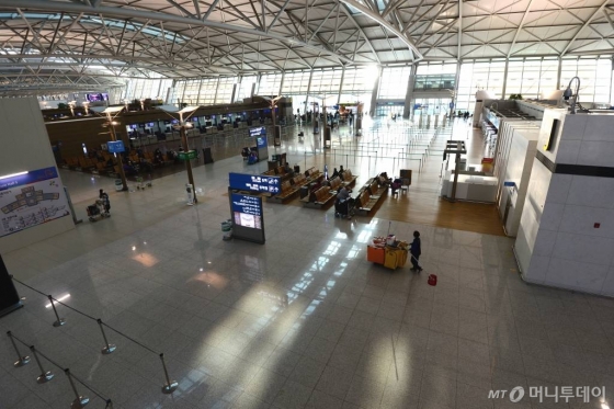 지난달 9일 오전 인천국제공항 출국장이 한산한 모습을 보이고 있다. / 사진=이기범 기자 leekb@