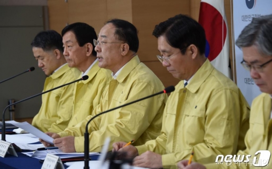 (서울=뉴스1) = 홍남기 경제부총리 겸 기획재정부 장관이 30일 서울 종로구 정부서울청사에서 열린 제3차 비상경제회의 결과 관계부처 합동브리핑에서 주요내용을 발표하고 있다. 왼쪽부터 박능후 보건복지부 장관, 진영 행정안전부 장관, 홍남기 부총리, 성윤모 산업통상자원부 장관, 이재갑 고용노동부 장관.   정부는 이날 회의를 통해 소득 하위 70% 가구에 대해 4인가구의 경우 최대 100만원, 1인 가구는 40만원을 지급하기로 결정했다. 지금 방식은 각 지자체에서 활용 중인 지역상품권, 전자화폐다. (기획재정부 제공) 2020.3.30/뉴스1