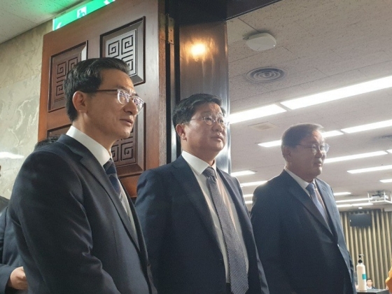 정성호·전해철·김태년(왼쪽부터) 의원이 6일 합동토론회를 앞두고 초선 당선인에게 인사를 건네고 있다./사진=이원광 기자