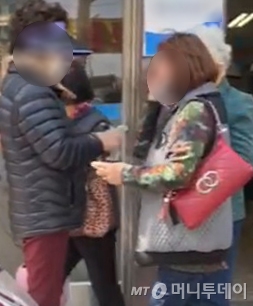 [광주=뉴시스] 변재훈 기자 = 정부가 전통시장 활성화를 위해 발행한 온누리상품권을 현금화하는 불법 거래가 광주에서 벌어지고 있는 듯한 동영상이 5일 입수됐다. 입수한 동영상 속에는 지난달 23일 오후 2시께 온누리상품권 판매처인 광주 동구 한 금융기관 앞에서 현금과 온누리상품권으로 보이는 보이는 종이 다발(빨간 원 안)을 교환하는 모습이 담겼다. (사진 = 독자 제공) 2020.05.05.  photo@newsis.com