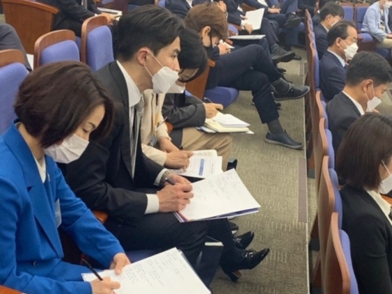 홍정민·오영환·이수진(왼쪽부터) 당선인이 6일 더불어민주당 원내대표 후보자 합동토론회에 참석해 각 후보의 발언을 경청하고 있다./사진=이원광 기자