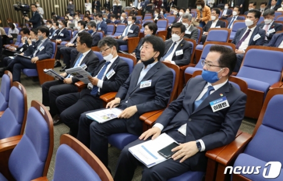 이용빈 당선인(오른쪽)을 비롯한 더불어민주당 당선인들이 6일 오전 서울 여의도 국회에서 열린 원내대표 후보자 합동토론회에 참석해 후보자들의 토론을 경청하고 있다. 더불어민주당은 7일 21대 국회 첫 원내대표를 선출하기 위한 경선을 갖는다. 2020.5.6/사진=뉴스1