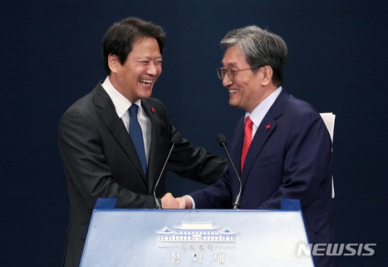 【서울=뉴시스】박진희 기자 = 임종석 비서실장이 8일 오후 청와대 춘추관에서 노영민 신임 비서실장과 인사를 나누고 있다. 2019.01.08.   pak7130@newsis.com