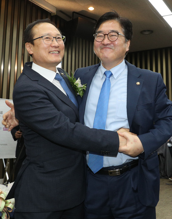 11일 오전 서울 여의도 국회에서 열린 더불어민주당 차기 원내대표 선거에서 새 원내대표에 선출된 홍영표 의원이 우원식 전 원내대표와 포옹하고 있다. 2018.5.11/사진=뉴스1