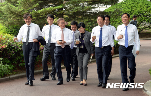 【서울=뉴시스】전진환 기자 = 문재인 대통령과 신임 수석· 비서관들이 11일 오후 청와대 본관을 나와 차담회를 하기 위해 이동하고 있다.    조국(왼쪽부터) 민정수석비서관,권혁기 춘추관장, 문재인 대통령, 이정도 총무비서관, 조현옥 인사수석비서관, 임종석 대통령비서실장, 송인배 전 더불어민주당 선대위일정총괄팀장,  윤영찬 홍보수석. 2017.05.11.   amin2@newsis.com