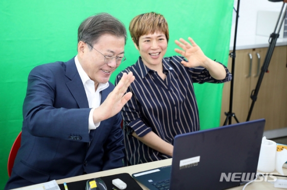 [서울=뉴시스]박영태 기자 = 문재인 대통령이 8일 학생들의 등교 개학 준비 상황을 점검하기 위해 서울 용산구 중경고등학교를 방문해 정수아 과학교사(오른쪽)와 함께 온라인으로 수업중인 학생들에게 손을 흔들며 인사하고 있다. 2020.05.08.  since1999@newsis.com