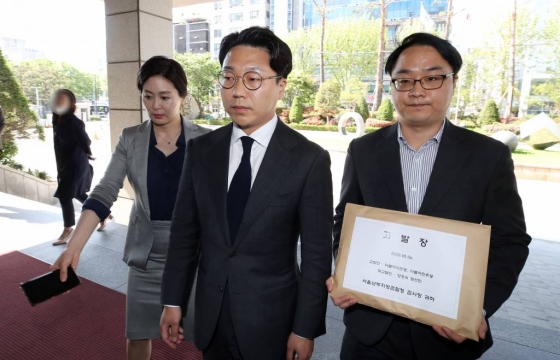 서대원(오른쪽부터) 더불어시민당 최고위원, 구본기 더불어시민당 최고위원, 이경 더불어민주당 상근부대변인이 6일 오후 서울 양천구 서울남부지방검찰청에서 부동산 관련 의혹 등으로 논란을 빚은 양정숙 더불어시민당 당선인을 검찰에 고발하기 위해 들어서고 있다. / 사진제공=뉴시스