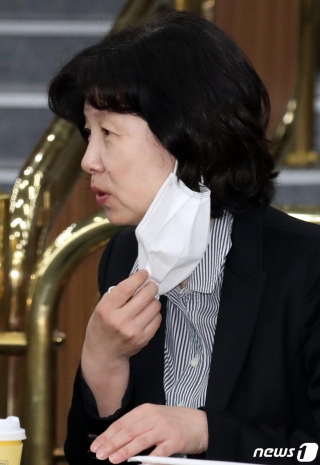 양정숙 더불어시민당 당선인이 지난달 28일 서울 여의도 국회에서 열린 더불어민주당 의원들 경제 공부 모임인 '경국지모'에 참석해 있다. 시민당은 28일 서울 여의도 당사에서 윤리위원회 회의를 열고 양 당선인을 제명하고 검찰에 고발하기로 했다. / 사진제공=뉴스1