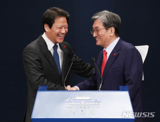 【서울=뉴시스】박진희 기자 = 임종석 비서실장이 8일 청와대 춘추관 대브리핑룸에서 신임 비서실장 등 인사를 발표한 후 노영민 신임 비서실장과 악수하고 있다. 2019.01.12. pak7130@newsis.com