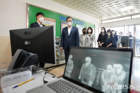 [서울=뉴시스]박영태 기자 = 문재인 대통령이 8일 학생들의 등교 개학 준비 상황을 점검하기 위해 서울 용산구 중경고등학교를 방문하며 발열체크를 하고 있다. 2020.05.08.  since1999@newsis.com