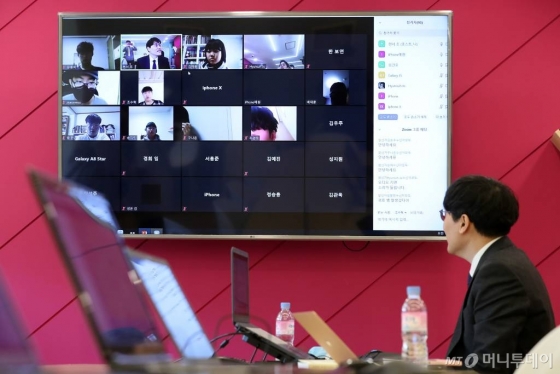 코로나19 여파로 전국 초·중·고교의 개학이 미뤄진 가운데 30일 오전 서울 동대문구 휘봉고등학교에서 교사들이 온라인 원격수업을 시범 운영하고 있다. / 사진=이기범 기자 leekb@