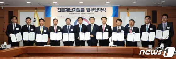 진영 행정안전부 장관(가운데 왼쪽)과 은성수 금융위원회위원장(가운데 오른쪽), 지방자치단체 및 9개 신용카드사 관계자 등이 8일 오후 서울 종로구 정부서울청사에서 '긴급재난지원금을 국민들에게 신속하고 차질없이 지급하기 위한 업무협약'을 체결한 후 기념 촬영을 하고 있다./사진=뉴스1