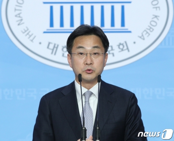 박성준 더불어민주당 원내대변인이 11일 오후 서울 여의도 국회 소통관에서 첫 브리핑을 하고 있다. 2020.5.11/사진=뉴스1