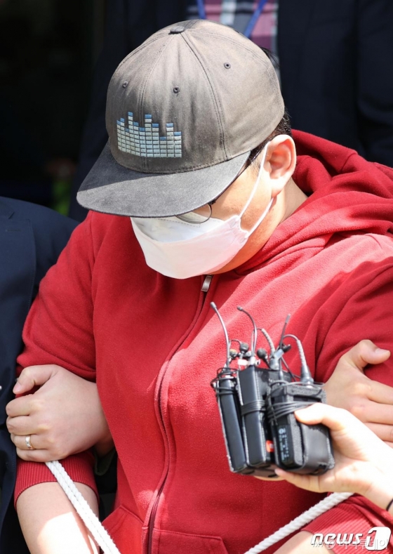 아동·청소년의 성보호에 관한 법률 위반(아동성착취물 제작ㆍ배포 등) 혐의를 받는 텔레그램 'n번방' 운영자 A씨(24·아이디 갓갓)가 12일 오전 대구지방법원 안동지원에서 열리는 구속 전 피의자 심문(영장실질심사)을 받기 위해 안동경찰서를 나서고 있다. /사진=뉴스1