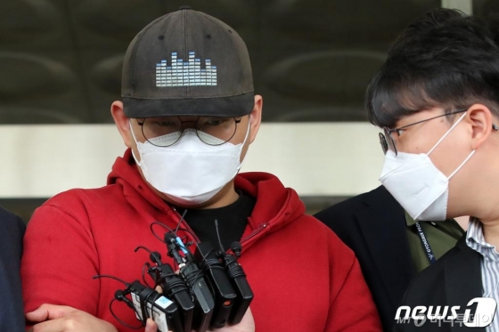 아동·청소년의 성보호에 관한 법률 위반(아동성착취물 제작ㆍ배포 등) 혐의를 받는 텔레그램 'n번방' 운영자 A씨(24·아이디 갓갓)가 12일 오전 대구지방법원 안동지원에서 열리는 구속 전 피의자 심문(영장실질심사)을 마친 뒤 법원을 나서고 있다./사진=뉴스1